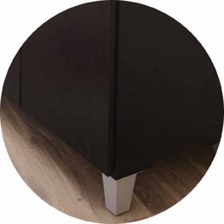 Il sedile angolare in metallo non solo protegge l'armadio, ma ne facilita anche la movimentazione.